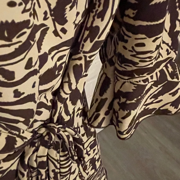 Covington Brown and Tan Tribal Print Wrap 3/4 Sleeve Ruffle Blouse, sz XL - Picture 4 of 7